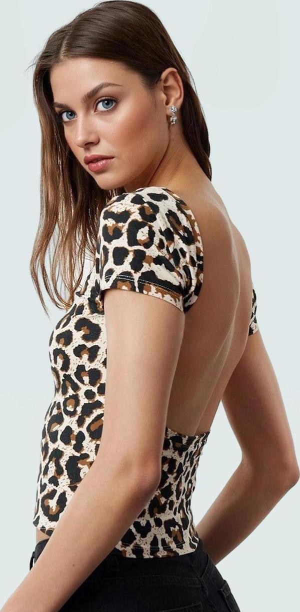 Leopar Desenli Sırtı Crop Bluz Mikro Likralı İnterlok Yazlık Günlük Konforlu Kesim - Image 1