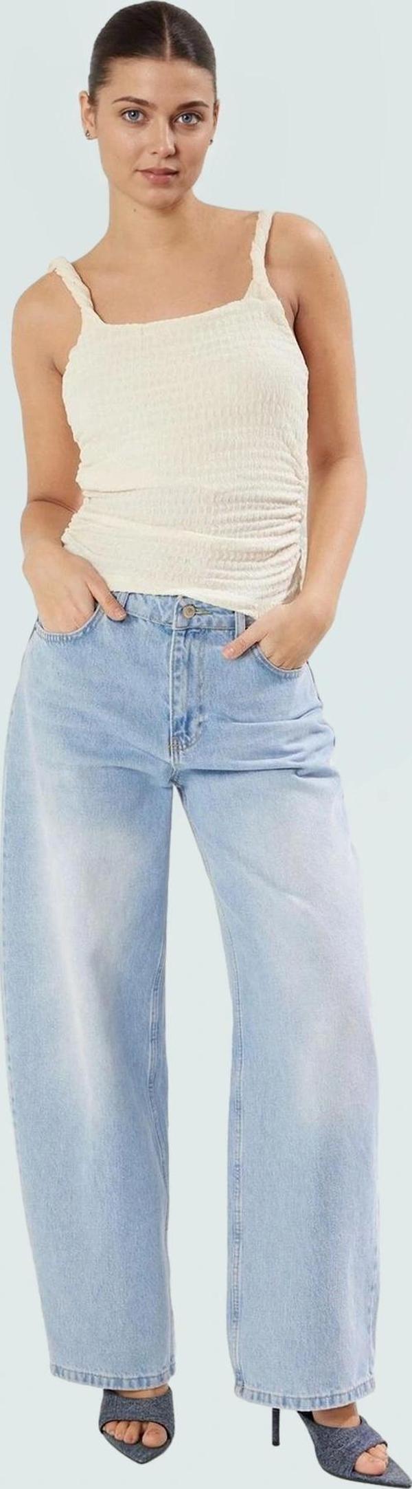 Pamuklu Fitted Kolsuz Bluz Yazlık Rahat Günlük Stil Şık Görünüm Konforlu Kesim - Image 1