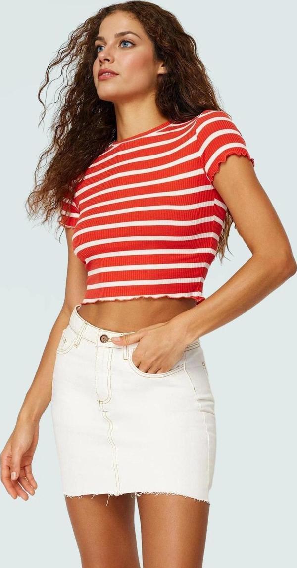 Çizgili Fitted Crop Kısa Kollu Örme Bluz Rahat Günlük Stil Zarifane Tasarım Premium Kalite - Image 1