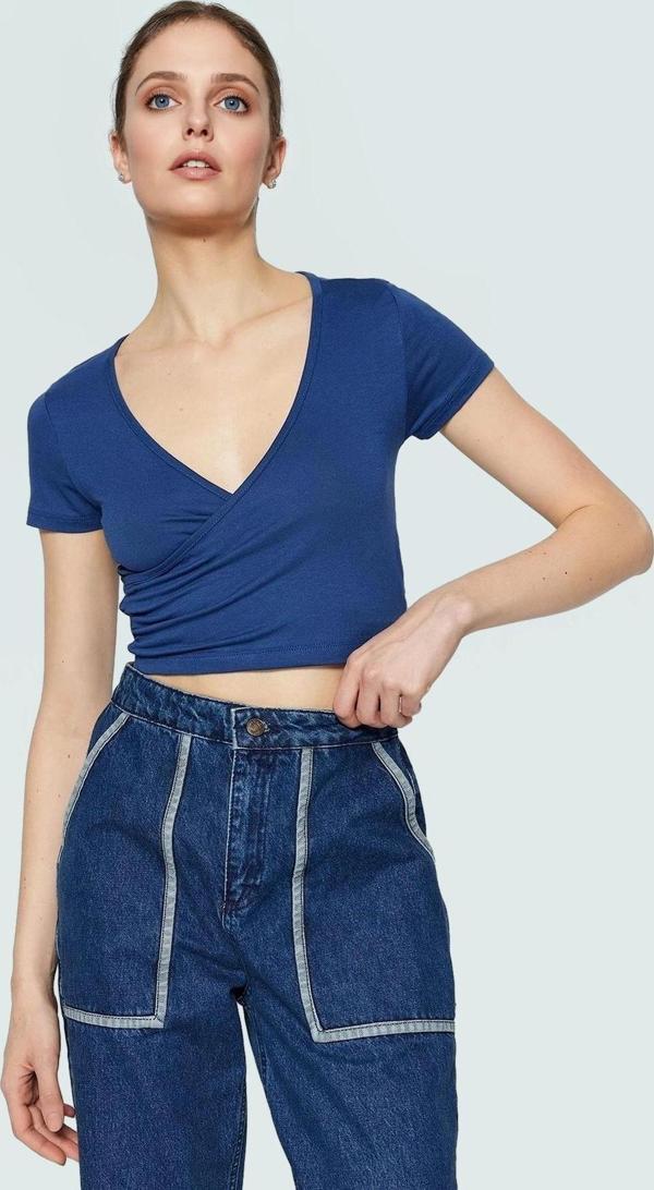 Viskon Süprem Fitted V Yaka Kısa Kollu Crop Bluz Seçkin Malzeme Rahat Kullanım - Image 1