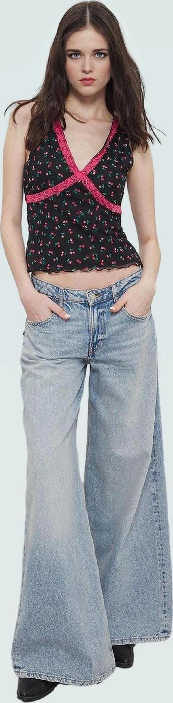 Kiraz Baskılı V Yaka Fitted Tül Bluz Yazlık Günlük Tarz Özel Tasarım Yüksek Kalite - Image 1