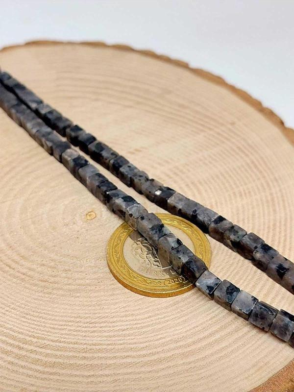 Spekrolit Taşı Küp Şekilli YARIM Dizi 4mm (18cm uzunluğundadır) - Image 1