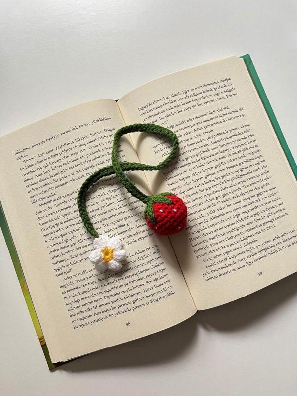 Sumicorn Design Çilek Amigurumi Örgü Kitap Ayracı,Kitap Aksesuarı,Kitap Severler İçin Hediye - Image 1