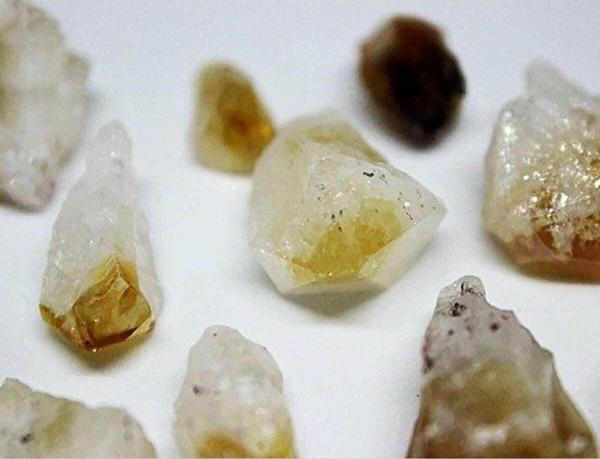Sitrin Taşı Ham Amorf Küçük Parçalar 2-4 gram - Image 1