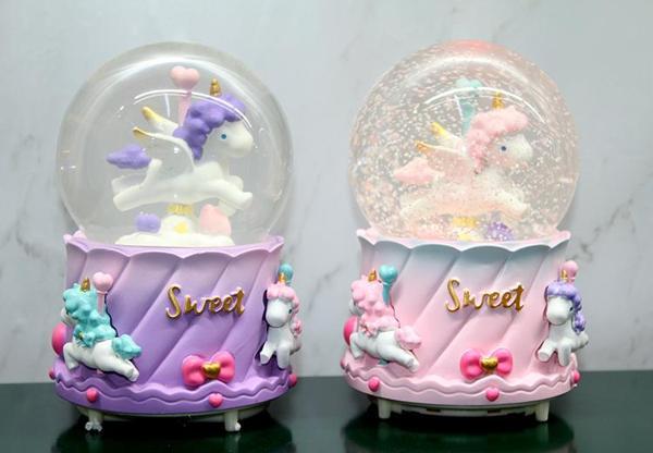 Unicorn İçi Dönmeli Püskürtmeli Işıklı Müzikli Kar Küresi Büyük Boy - Image 1