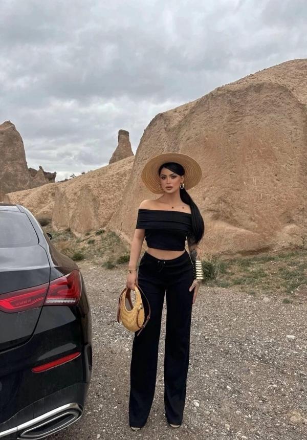 Madonna yaka bol paça pantolonlu takım - Image 1
