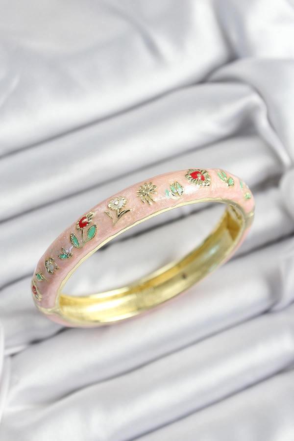 Mineli Pirinç Pembe Çiçek Motifli Gold Renk Kadın Kelepçe - Image 1