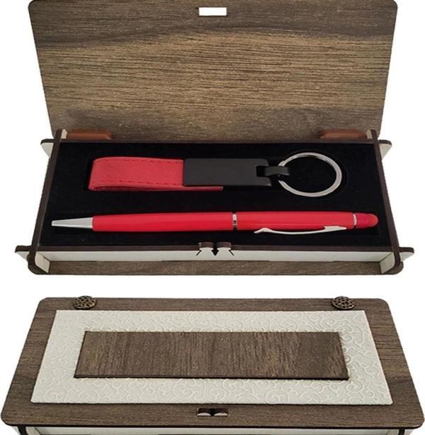 Ahşap Kutulu Kırmızı Anahtarlık Ve Kalem Set - Image 1