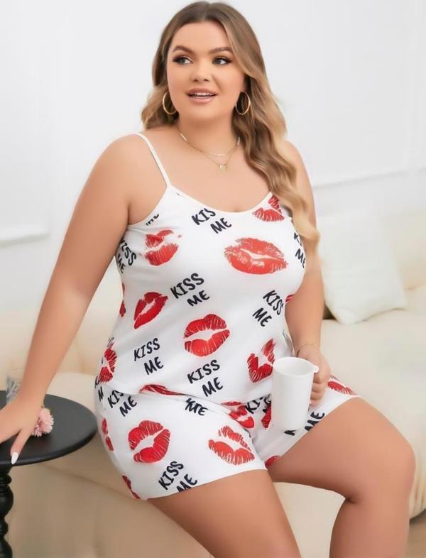 Aria's Closet Büyük Beden Kiss Me Öpücük Desen Pamuklu Şortlu Pijama Takımı - Image 1