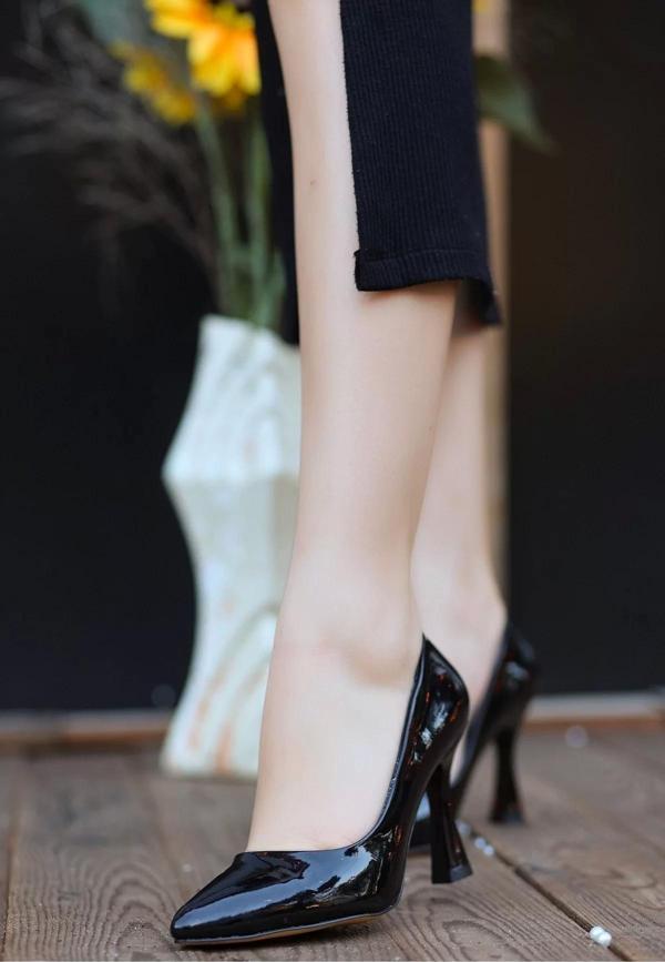 Ulba Siyah Rugan Stiletto Ayakkabı - Image 1