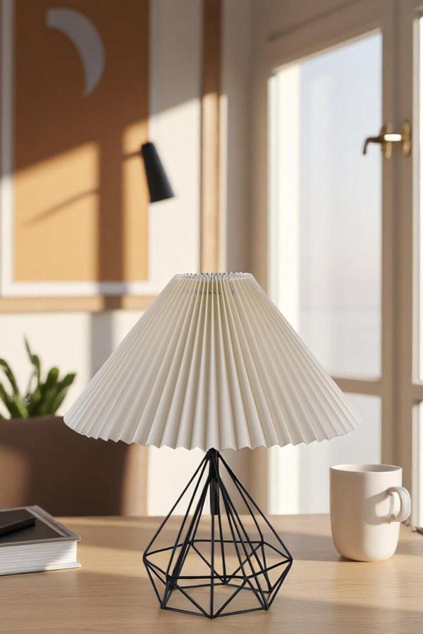 PRAMİT SİYAH PİLELİ KREM MASA LAMBASI - Image 1