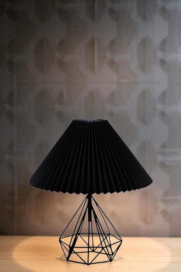 PRAMİT SİYAH PİLELİ SİYAH MASA LAMBASI - Image 1