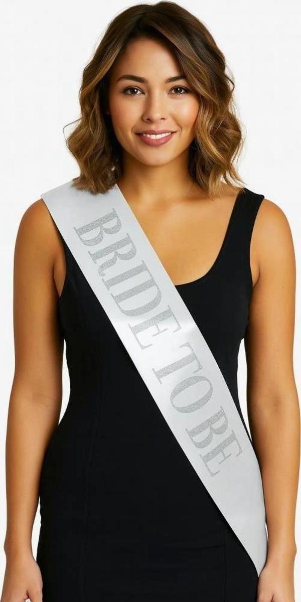Nessiworld Beyaz Saten Üzerine Kalın Gümüş Yazılı Bride To Be Kuşağı - Image 1