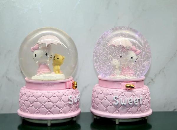 Hello Kitty İçi Dönmeli Püskürtmeli Işıklı Müzikli Kar Küresi Büyük Boy Model 1 - Image 1