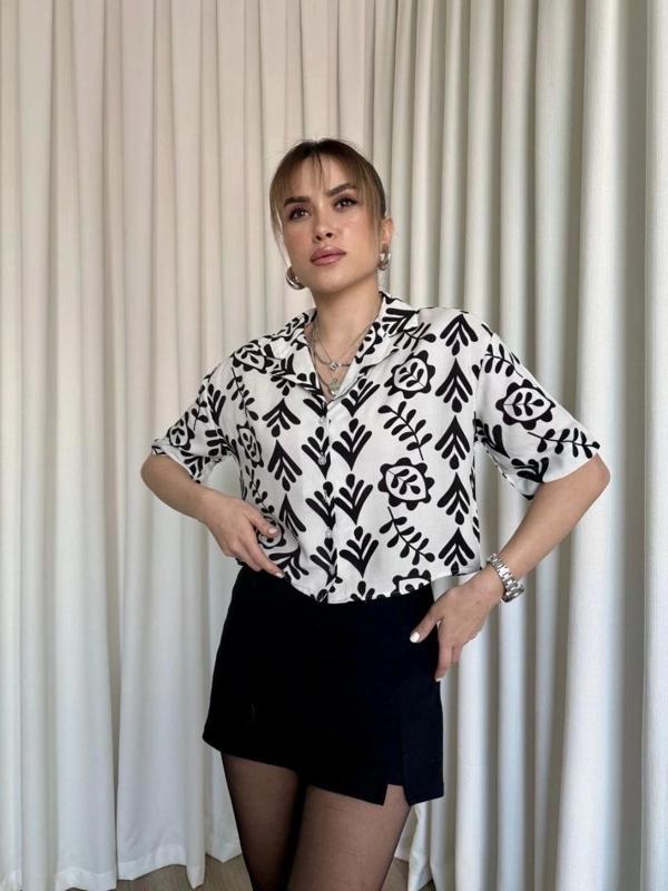 Siyah beyaz baskılı crop gömlek - Image 1