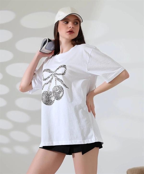 Leopar Desenli kiraz Baskılı Kadın T-Shirt - Image 1