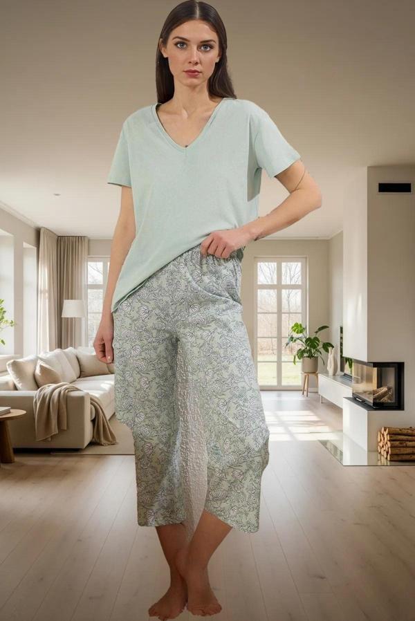 Rahat Örme Pijama Takımı Çiçek Desenli Kapri Pantolon Bisiklet Yaka Zarifane Tasarım - Image 1