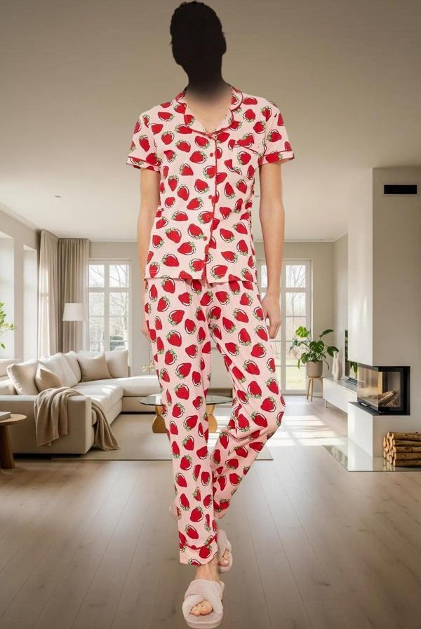 Evde Rahatlık İçin Pamuk Polyester Örme Pijama Takımı Çilek Desenli Konforlu Kesim - Image 1