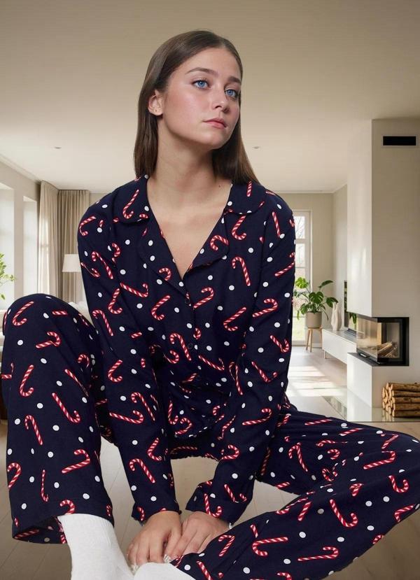 Rahat Viskoz Pijama Takımı; Yılbaşı Desenli Düğmeli Geniş Paça Shally Dokuma Konforlu Kesim - Image 1