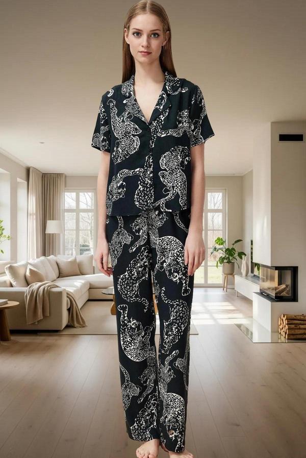 Şık Kaplan Desenli Viskon Pijama Takımı Yumuşak Dokuma Rahat Kalıp Özenle Seçilmiş Görünüm - Image 1