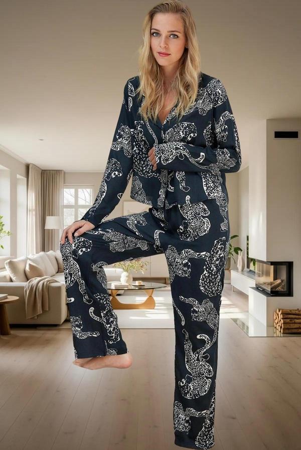 Yumuşak Viskoz Kumaştan Şık Kaplan Desenli Pijama Takımı Profesyonel Görünüm - Image 1