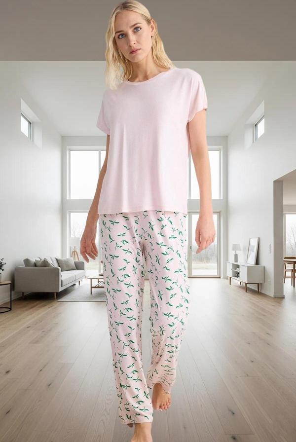 Çiçekli Desenli Viskon Pijama Takımı Rahat ve Şık Seçkin Malzeme Kaliteli İşçilik Uzun Ömürlü - Image 1