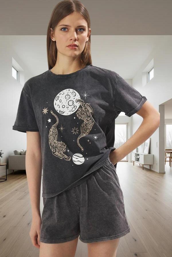 Homewear Koleksiyonu %100 Pamuklu Pijama Takımı Galaksi ve Kaplan Baskısı Regular Kalıp - Image 1
