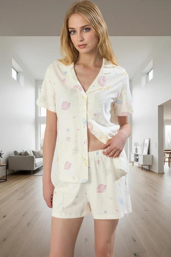 Rahat %100 Pamuklu Pijama Takımı Galaksi Desenli Şort ve Gömlek Dayanıklı Malzeme - Image 1