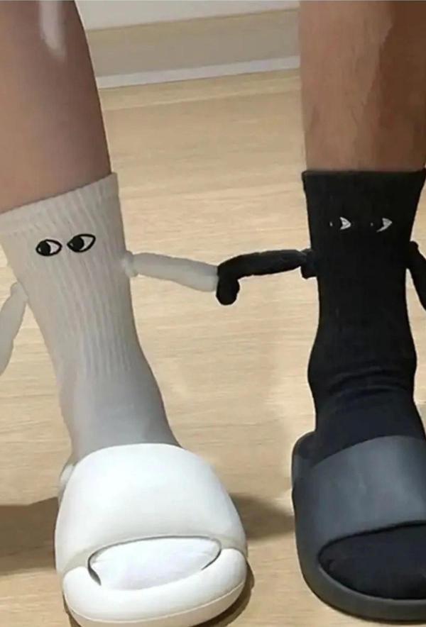 Siyah ve Beyaz Mıknatıslı Halay Çeken Arkadaş Aşk Çorabı 2 Çift - Image 1