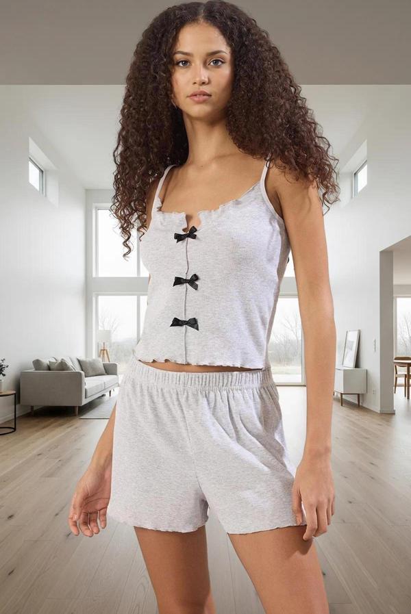 Rahat Yazlık Pijama Takımı; Kaşkorse Kumaş V Yaka İnce Askılı Şortlu Profesyonel Görünüm - Image 1