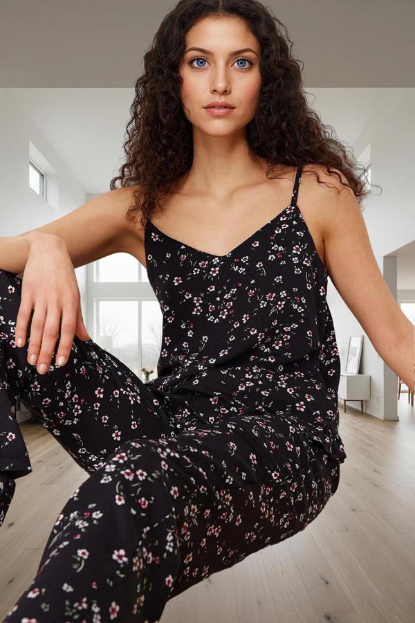 Kadın V Yaka Çiçekli İnce Askılı Viskoz Pijama Takımı Günlük Kullanım İçin Yüksek Kalite - Image 1