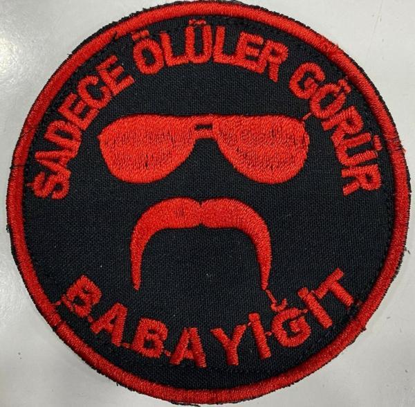 Single Sword ''SADECE ÖLÜLER GÖRÜR BABAYİĞİT'' Yazılı Cırtlı Nakış Arma, Patch, Peç Model KIRMIZI-SİYAH - Image 1