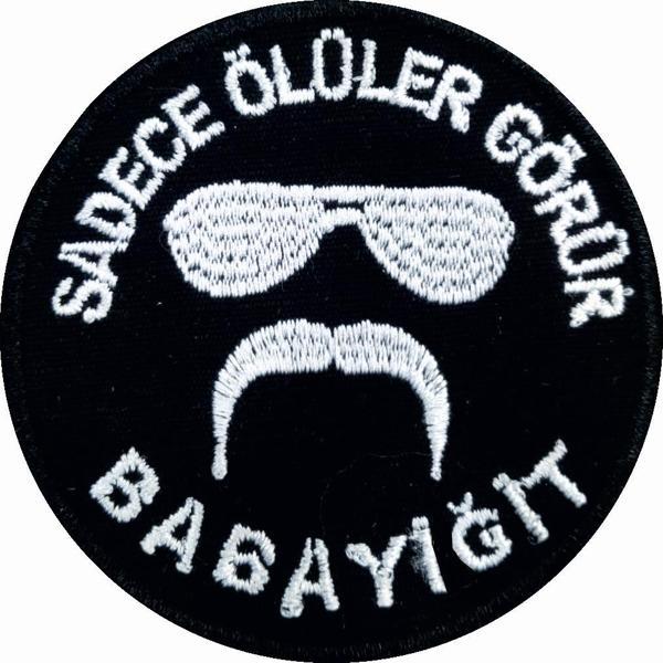 Single Sword ''SADECE ÖLÜLER GÖRÜR BABAYİĞİT'' Yazılı Cırtlı Nakış Arma, Patch, Peç Model SİYAH-BEYAZ - Image 1