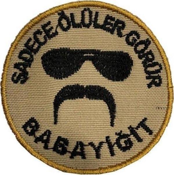 Single Sword ''SADECE ÖLÜLER GÖRÜR BABAYİĞİT'' Yazılı Cırtlı Nakış Arma, Patch, Peç Model SİYAH-BEJ - Image 1