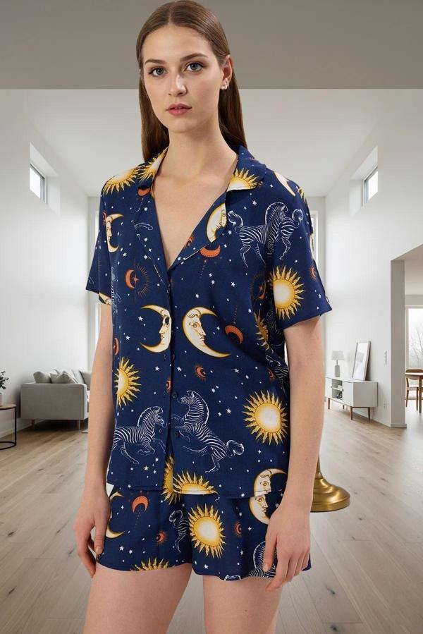 Kadın Bohem Galaksi Desenli Viskon Pijama Takımı Şortlu Regular Kalıp Yazlık Günlük Kullanım İçin - Image 1