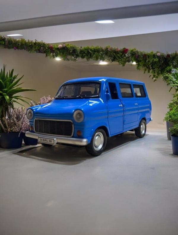 Nostaljik Metal Çek Bırak Ford Sesli ve Işıklı Minibüs Mavi ( 1/36 Ölçek ) - Image 1