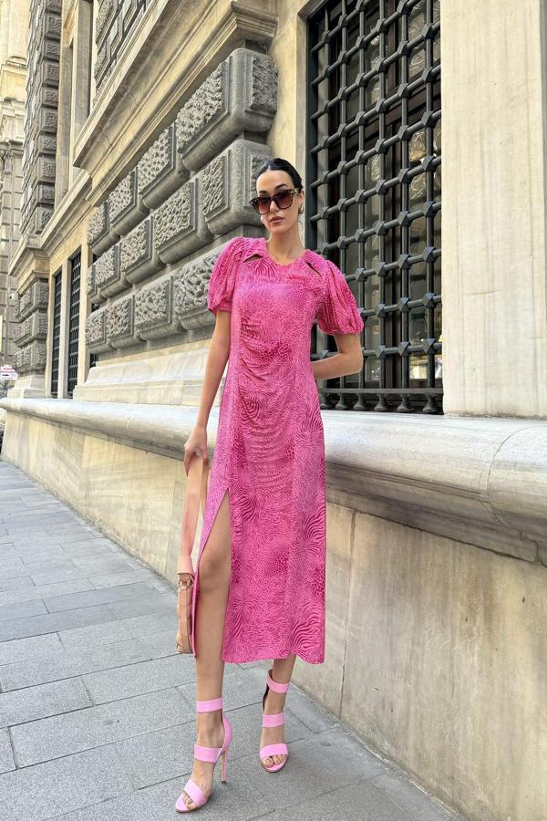 Yaka Detaylı Desenli Yırtmaclı Fuşya Elbise - Image 1