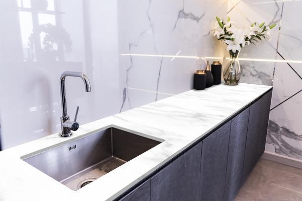 Tezgah Üstü Fayans Kaplama Folyosu Mutfak Tezgahı Kaplama Beyaz Granit Doku 70 cm x 1 Metre - Image 1