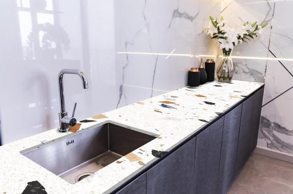 Tezgah Üstü Fayans Kaplama Folyosu Mutfak Tezgahı Kaplama Terrazzo Stone 70 cm x 2 Metre - Image 1