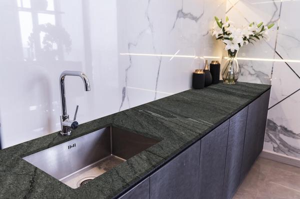 Tezgah Üstü Fayans Kaplama Folyosu Mutfak Tezgahı Kaplama Dark Grey Marble 70 cm x 5 Metre - Image 1
