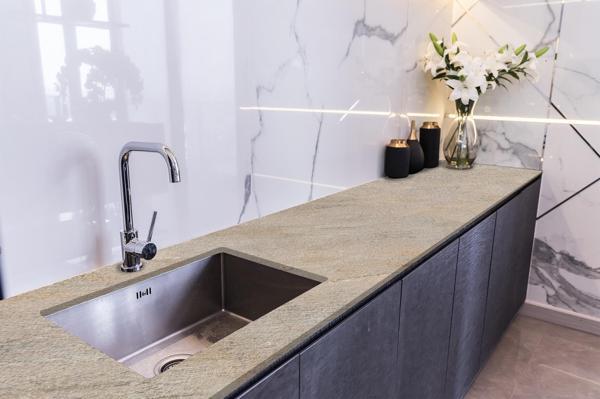 Tezgah Üstü Fayans Kaplama Folyosu Mutfak Tezgahı Kaplama Rustik Beige Marble 70 cm x 4 Metre - Image 1