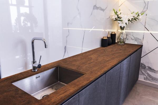 Tezgah Üstü Fayans Kaplama Folyosu Mutfak Tezgahı Kaplama Kahve Ahşap Doku 70 cm x 4 Metre - Image 1