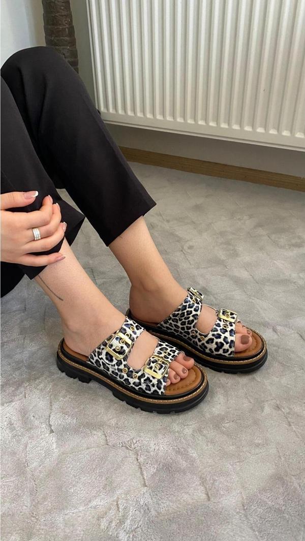 Preshley Kadın Firida Beyaz Leopar Çift Bantlı Kapsül Detaylı Kalın Taban Ortopedik Sandalet Terlik K-100 - Image 1