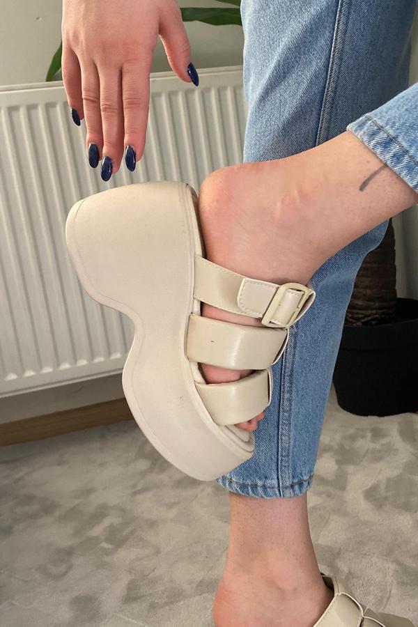 Preshley Kadın Bonti Bej Üç Biyeli Toka Detaylı Kalın Taban Ortopedik Sandalet K-3030 - Image 1