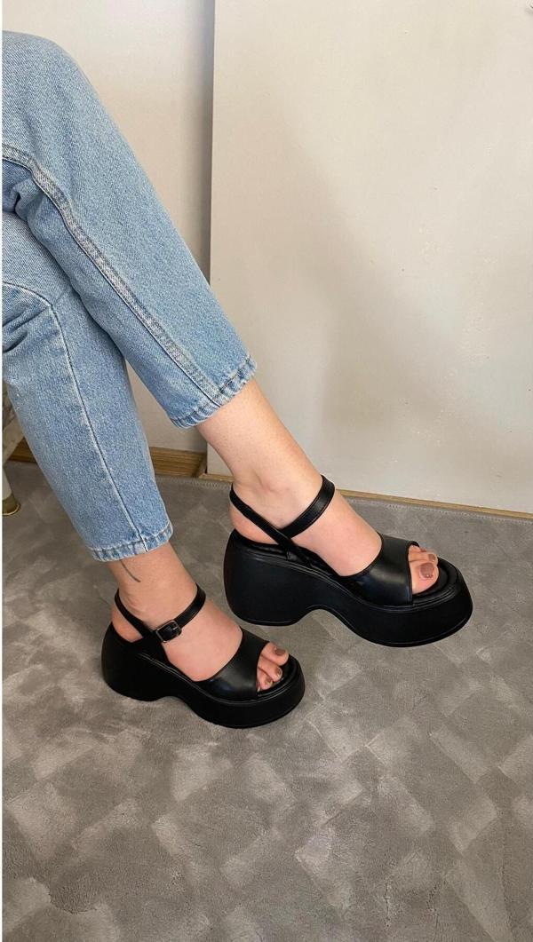Preshley Kadın Dante Siyah Tek Bantlı Kalın Taban Ortopedik  Sandalet  K-3010 - Image 1