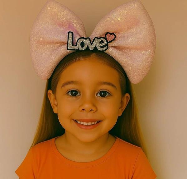 Nessiworld LED Işıklı Love Yazılı Pembe Fiyonk Taç – Kız Çocuk Parti Tacı - Image 1