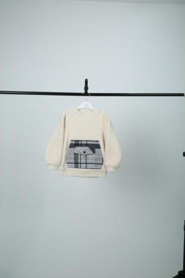 KANGURU CEPLİ PELUŞ SWEATSHIRT Ekru - Image 1