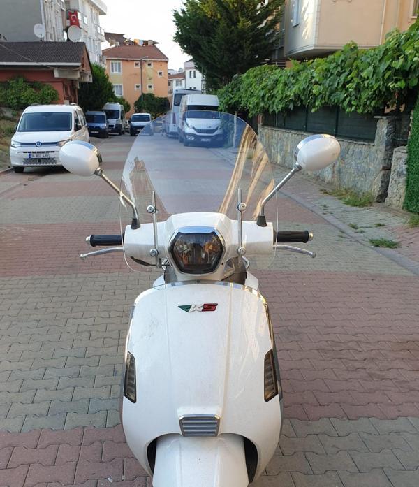 MOTOCAM RKS Bitter Siperlik Ön Cam 2022-2025 Model 43cm Şeffaf Renkli 4mm Elciksiz Ve APARATSIZDIR - Image 1