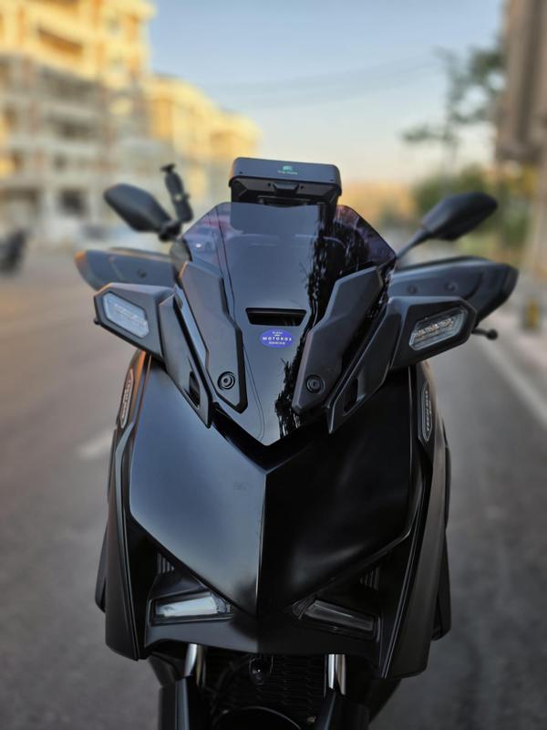 MOTOCAM Yamaha Xmax 250 Siperlik Ön Cam 2023-2025 Model 36cm Siyah Renkli 4mm KISA SPOR CAM - Image 1
