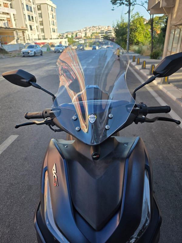 MOTOCAM Motolüx IST 34  Siperlik Ön Cam 2025 Model 43cm Şeffaf Renkli 4mm KISA SPORTİF - Image 1